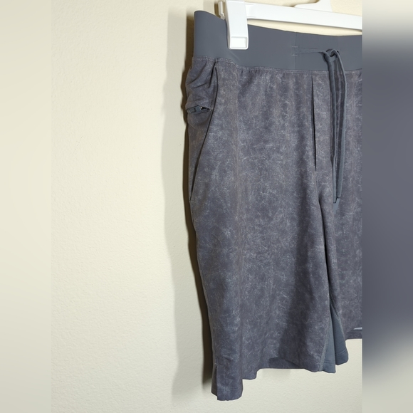Lululemon Mens T.H.E. Linerless 10"  Shorts Size M Gravel Dust Asphalt Grey EUC - Picture 3 of 7